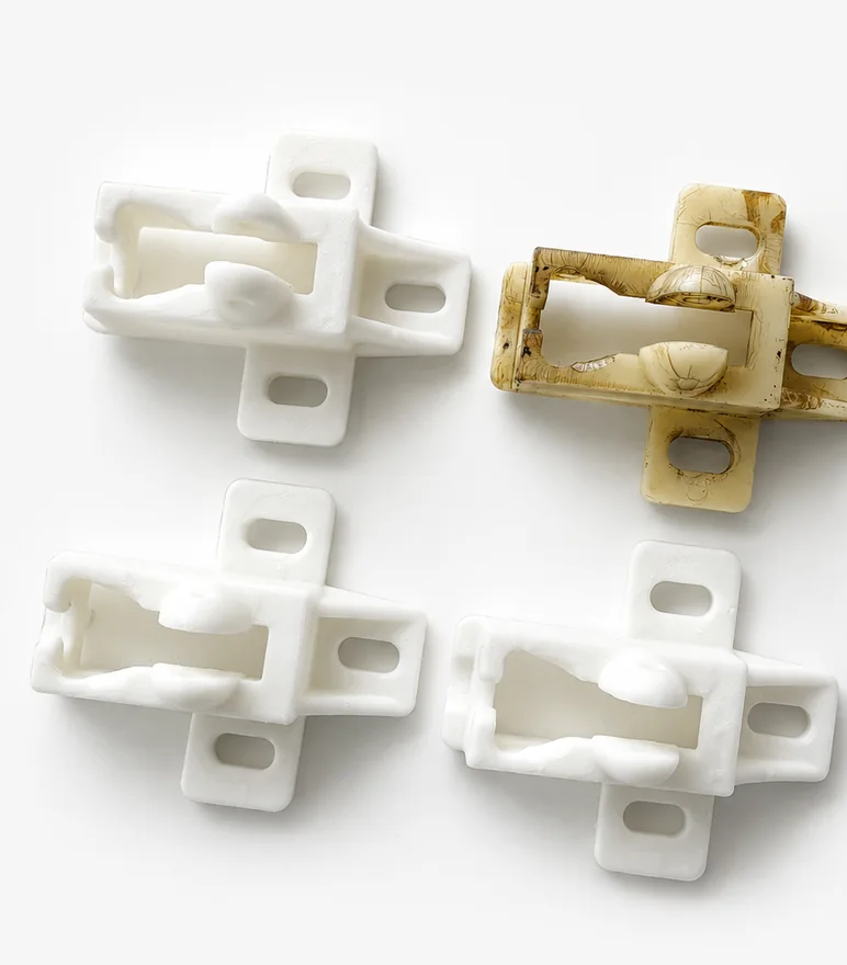 Zestaw odtworzonych mocowań 3D w porównaniu ze zużytym oryginałem